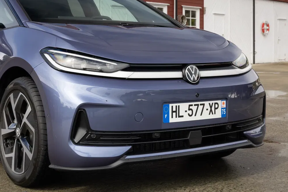 Nabij-aanzicht van een blauwe Volkswagen ID.3 met Franse kentekenplaat, moderne koplampen.