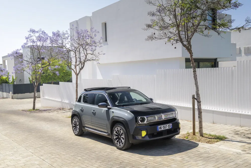 SUV Renault gris et noir garé dans une rue résidentielle moderne.