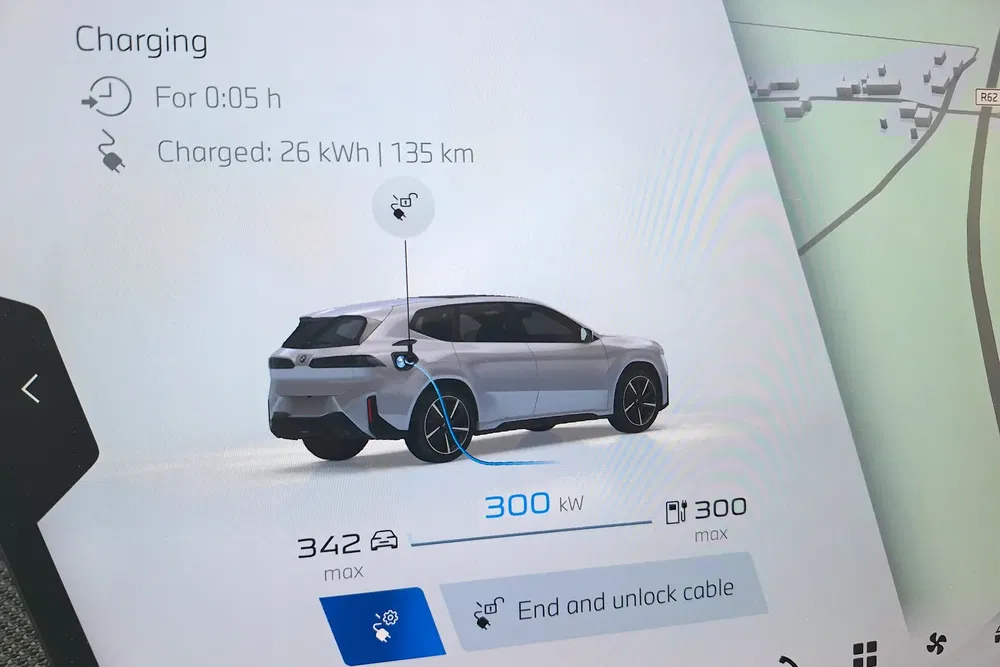 Écran de chargement BMW iX indiquant 26 kWh chargés pour 135 km en 5 minutes.