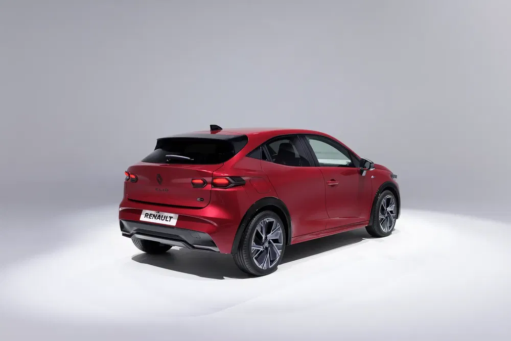 Renault Arkana rouge 2023 vue arrière dans un studio blanc minimaliste.