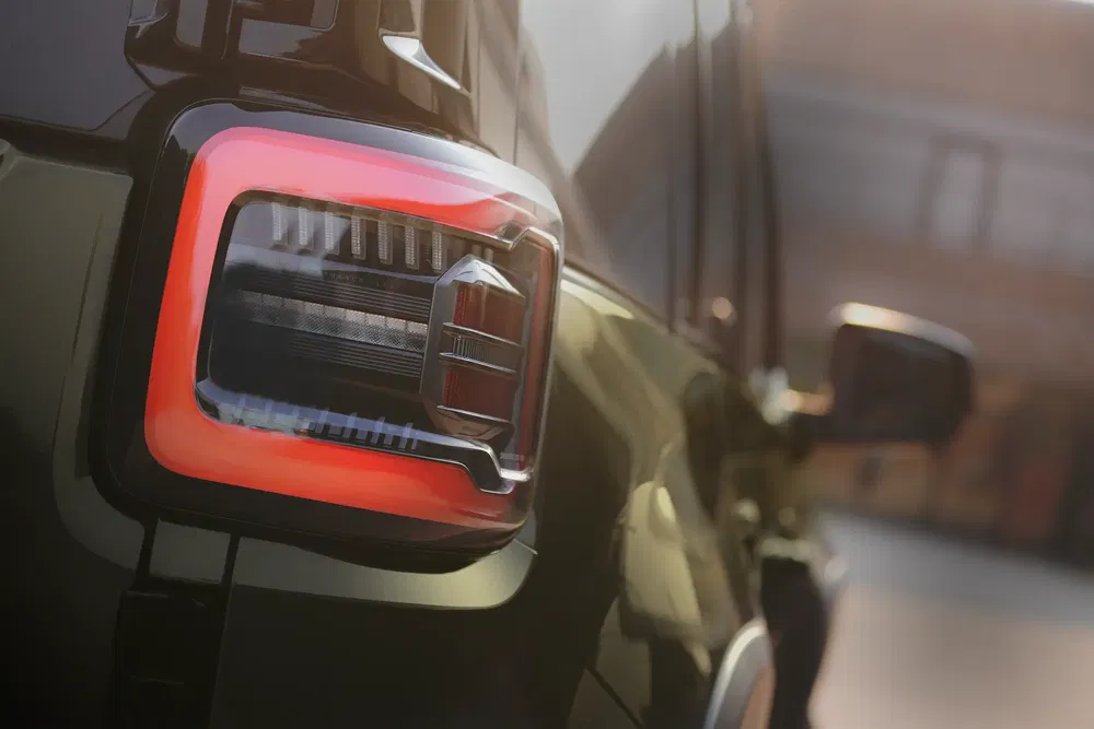{"fr":"Feu arrière à LED du SUV Ford Bronco, design moderne et fonctionnel en gros plan.","nl":"LED-achterlicht van de Ford Bronco SUV, modern en functioneel ontwerp in close-up."}