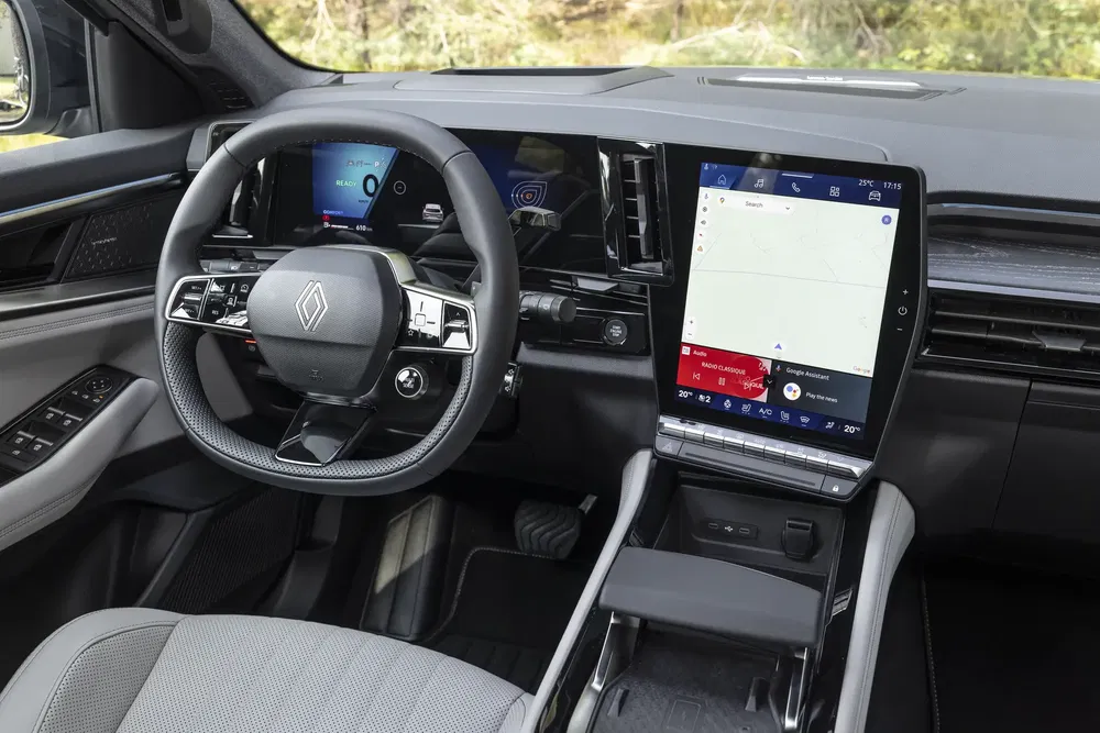 Intérieur de Renault Austral avec écran tactile central et volant multifonction moderne.