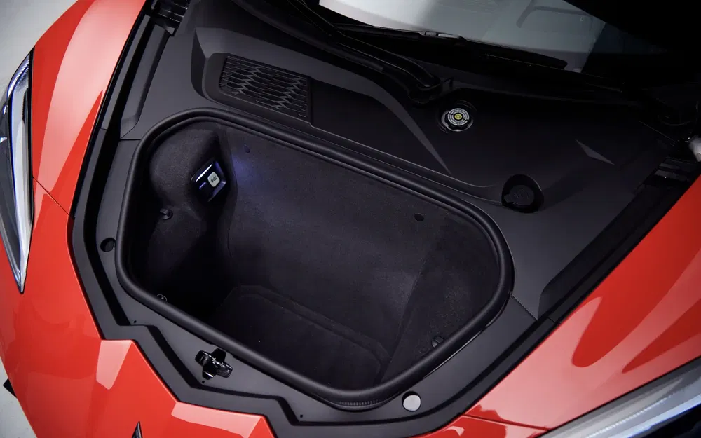 Voorkoffer van een rode Chevrolet Corvette C8, compacte en functionele opbergruimte.