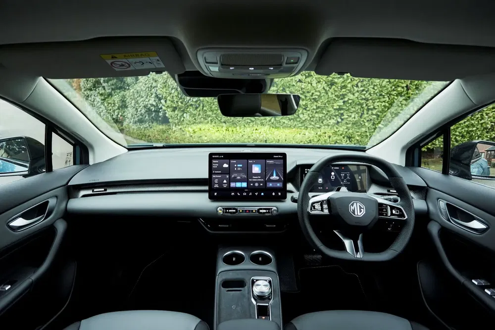 {"fr":"Intérieur moderne de la voiture MG avec écran numérique central et volant high-tech.","nl":"Moderne MG auto-interieur met centraal digitaal scherm en high-tech stuurwiel."}