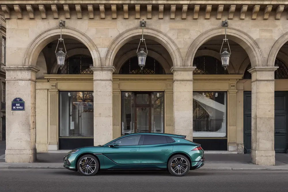 Groene DS 4 geparkeerd voor klassieke stenen arcades op de Rue de Rivoli, Parijs.
