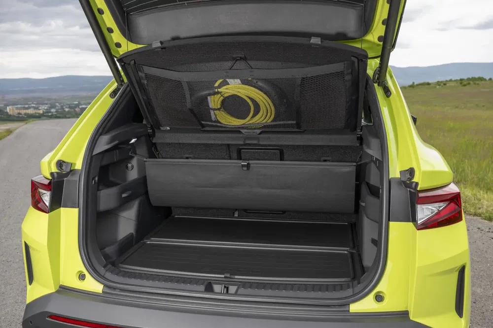 Achterbak van de elektrische Škoda Enyaq iV SUV met opbergruimte en zichtbare kabel.