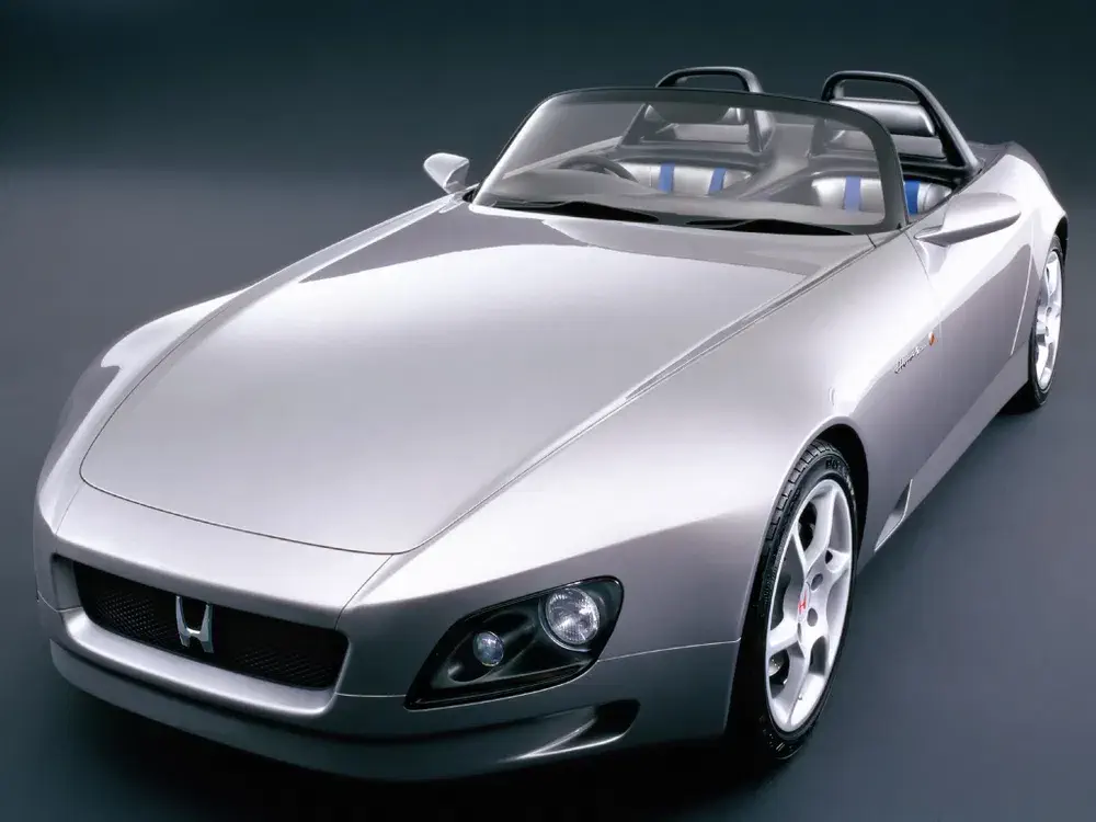 Honda S2000 concept argenté, cabriolet sportif avec sièges en cuir bleu et noir.