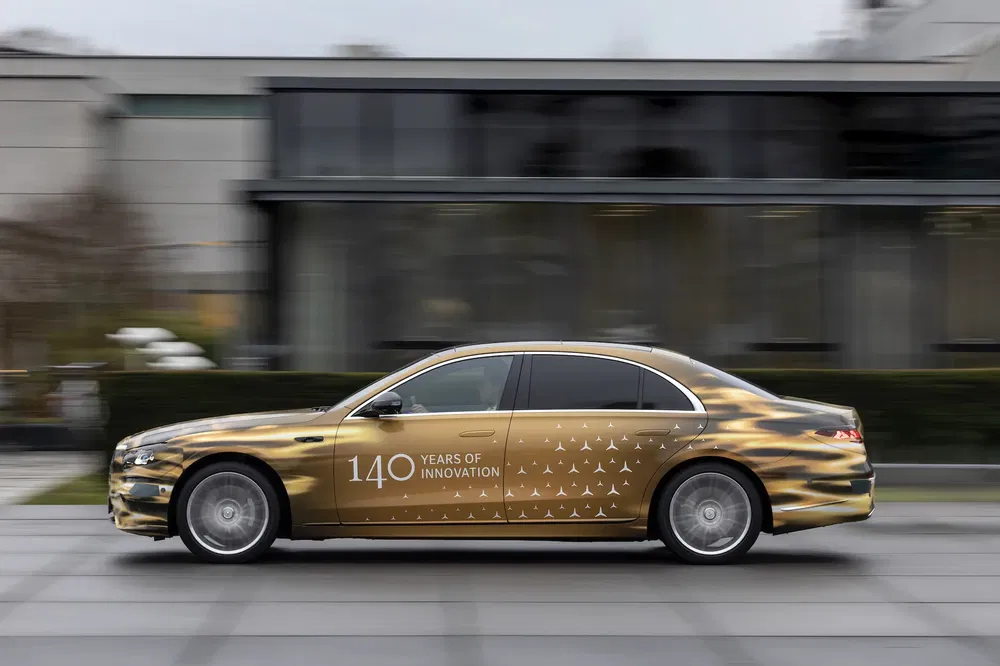 Mercedes-Benz or dorée roulant, marquée '140 Years of Innovation'.