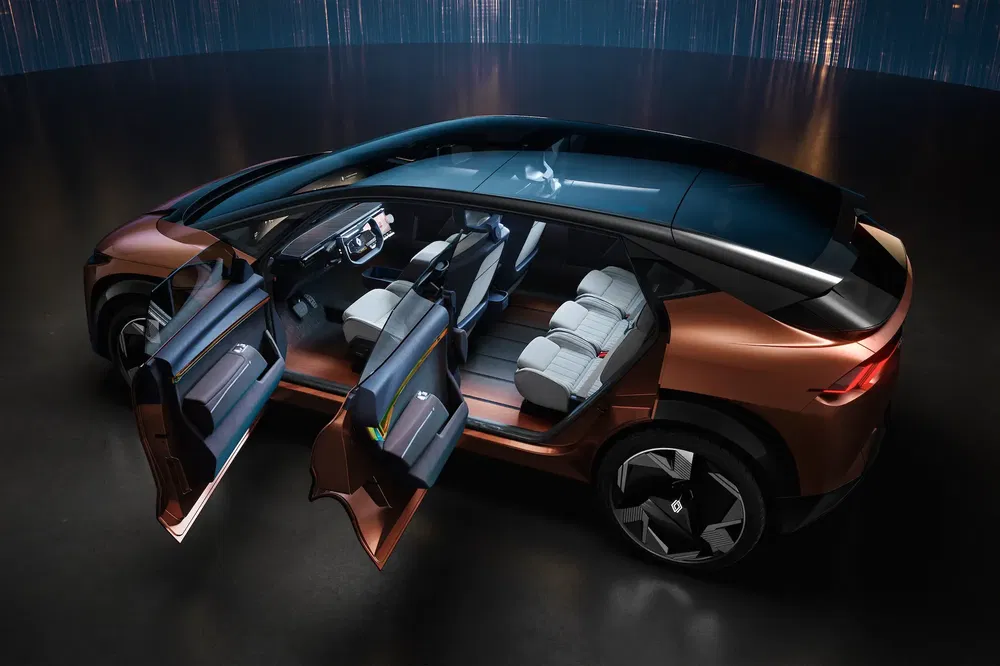 Ruime interieur van een Renault SUV, open deuren, modern ontwerp en comfortabele stoelen.