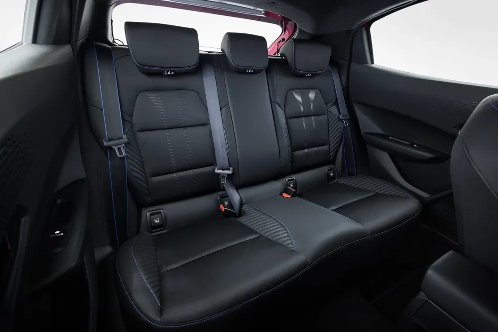Zwarte leren achterstoelen in een auto voor een modern en stijlvol interieur.