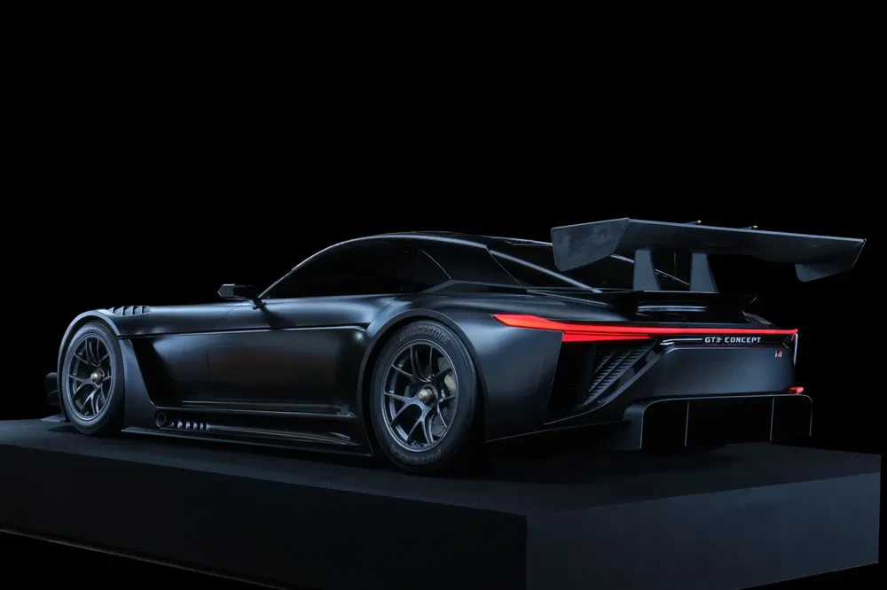 Stijlvolle zwarte Bugatti GT3 conceptauto met opvallende achtervleugel op een podium.
