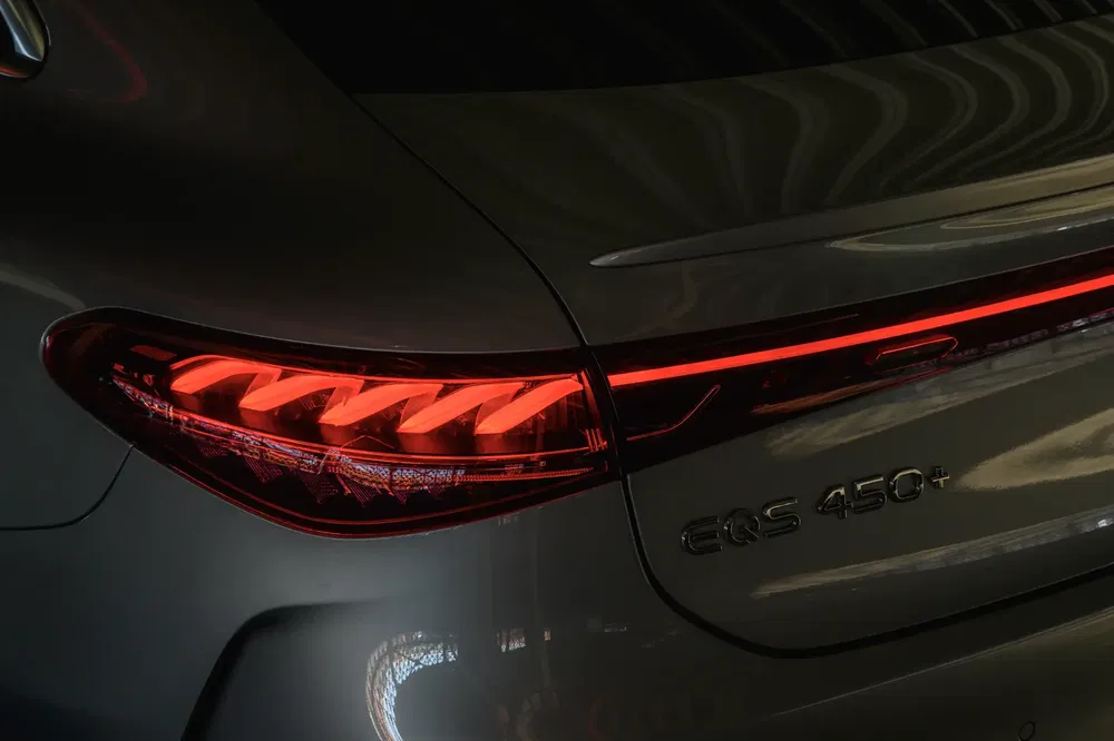 Feux arrière rouge et logo Mercedes EQS 450+, design élégant et moderne.