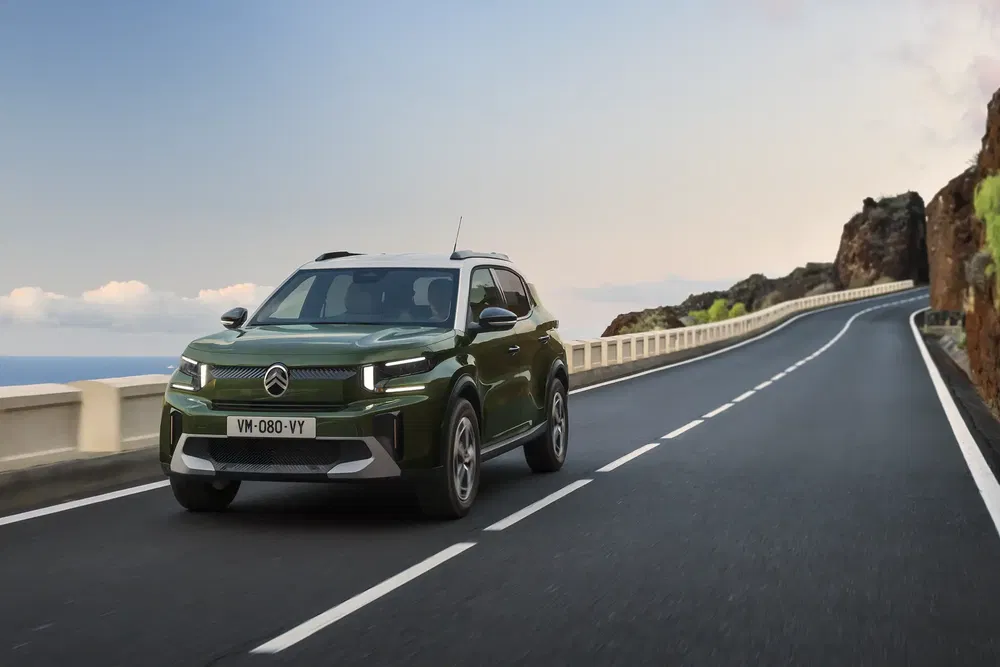 {"fr":"Citroën SUV vert sur une route côtière, paysage montagneux en arrière-plan.","nl":"Groene Citroën SUV op kustweg met berglandschap op de achtergrond."}