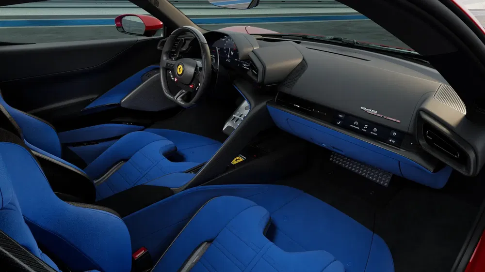 Intérieur d'une Ferrari avec sièges bleus élégants, tableau de bord moderne et volant sportif.