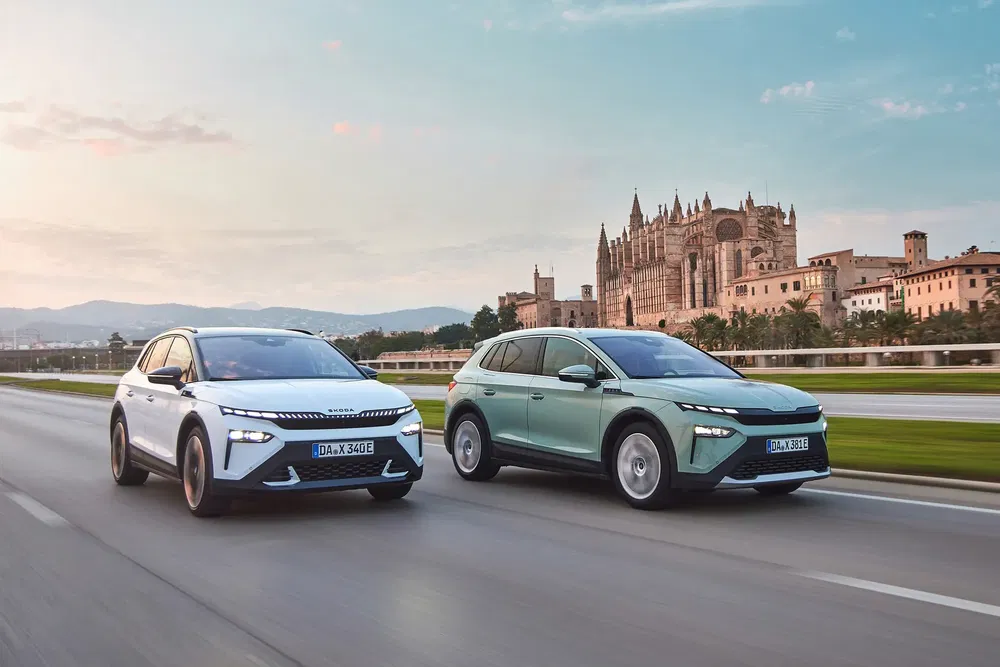 Twee Hyundai Ioniq 5 elektrische auto's rijden nabij de kathedraal van Palma de Mallorca.