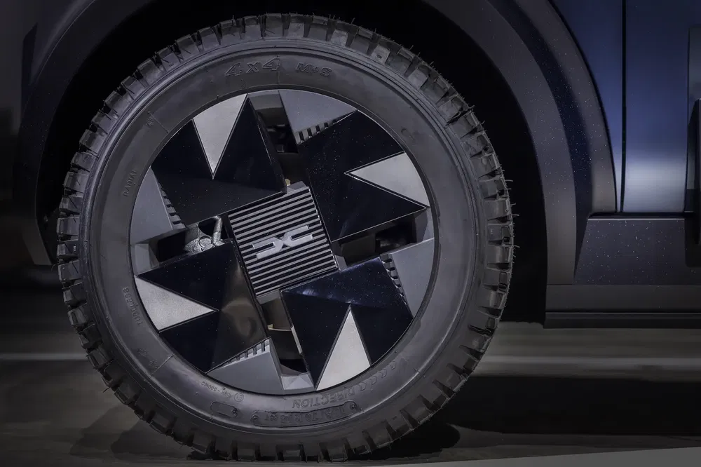 Hyundai Ioniq 7 autoband met futuristische zwarte en zilveren stervormige velgen.