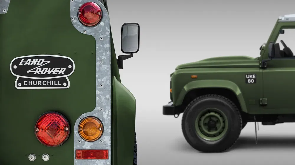 Vue détaillée d'un Land Rover Defender Churchill vert avec phares distinctifs.