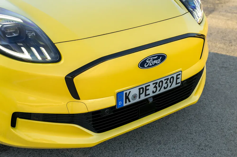 Gros plan sur la calandre avant d'une Ford jaune avec plaque d'immatriculation allemande.