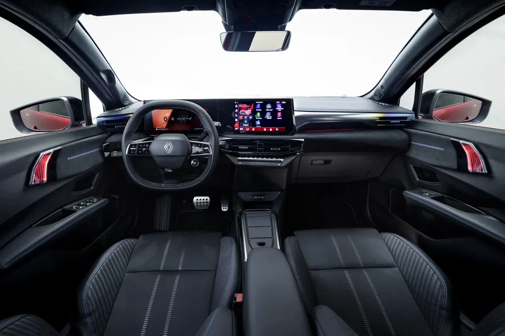 Intérieur moderne de la Renault Austral avec volant numérique et écran tactile central.