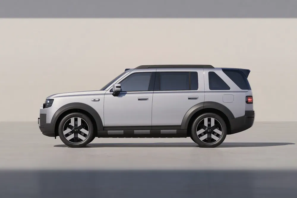 {"fr":"Vue latérale d'un SUV moderne électrique à carrosserie grise avec jantes noires élégantes.","nl":"Zijaanzicht van een moderne elektrische SUV met grijze carrosserie en stijlvolle zwarte velgen."}