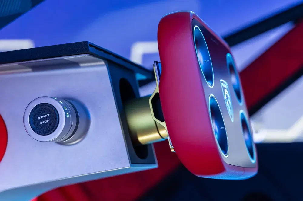 Tableau de bord futuriste Peugeot avec bouton démarrage-stop et volant rouge détachable.