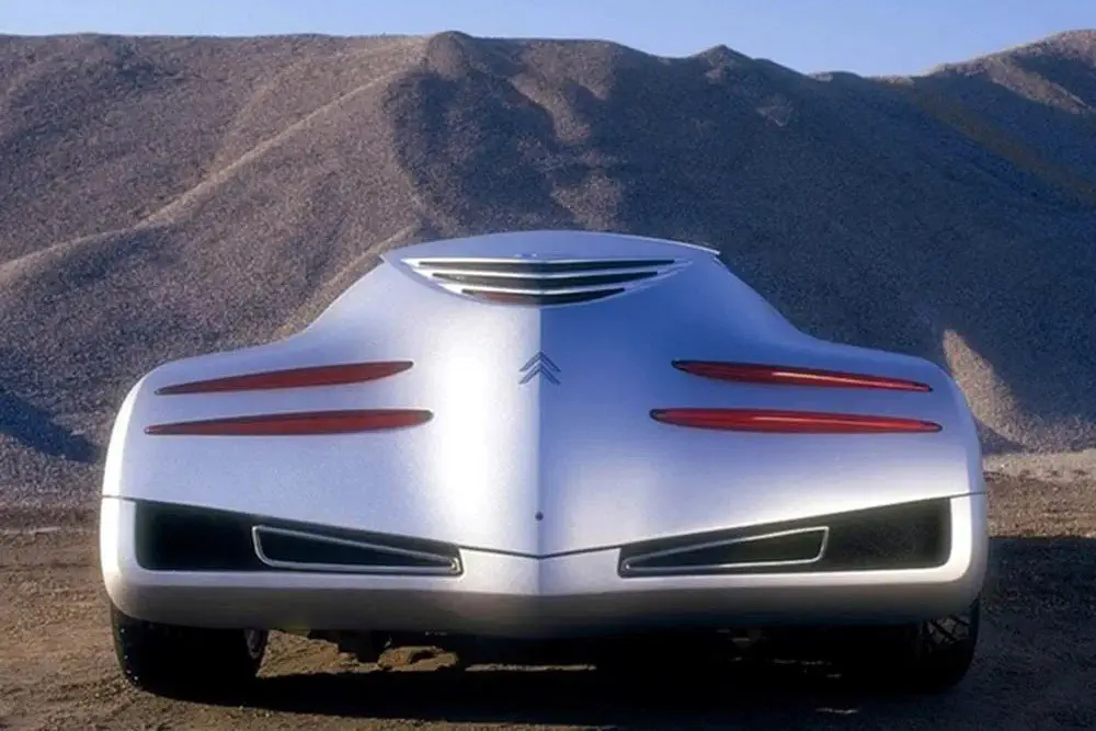 Citroën Activa conceptauto, futuristisch design, elegante achterkant, tegen bergachtige achtergrond.