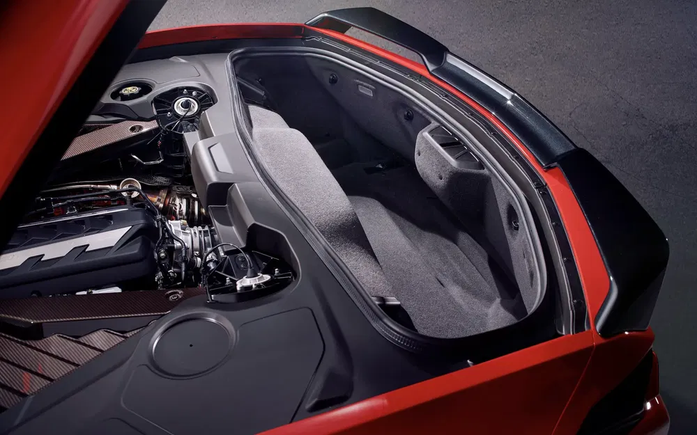 Achterkoffer en zichtbare motor van een rode Lamborghini Aventador.