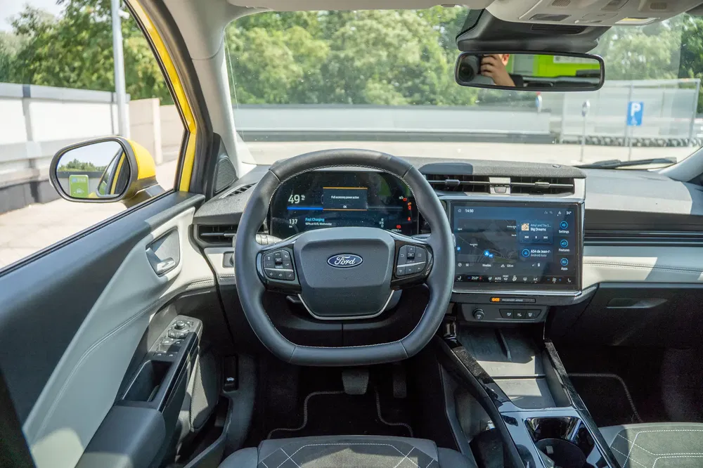 Interieur van Ford-auto met digitaal dashboard en modern touchscreen.