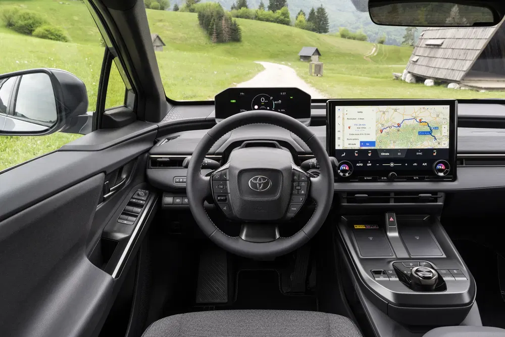 Tableau de bord moderne de la Toyota, écran GPS affichant une carte détaillée.