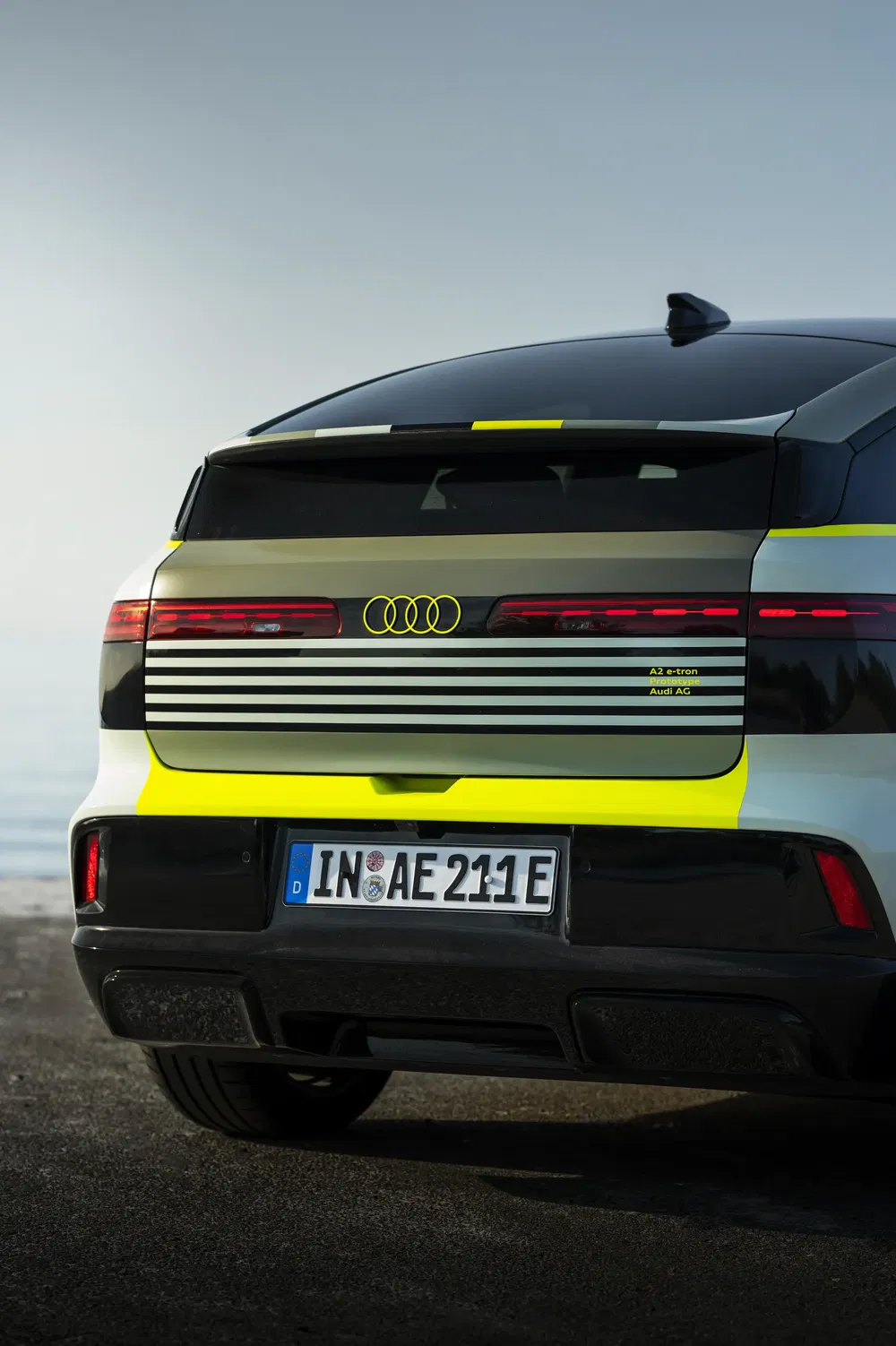 Vue arrière de l'Audi A2 e-tron avec design moderne et lignes distinctives.