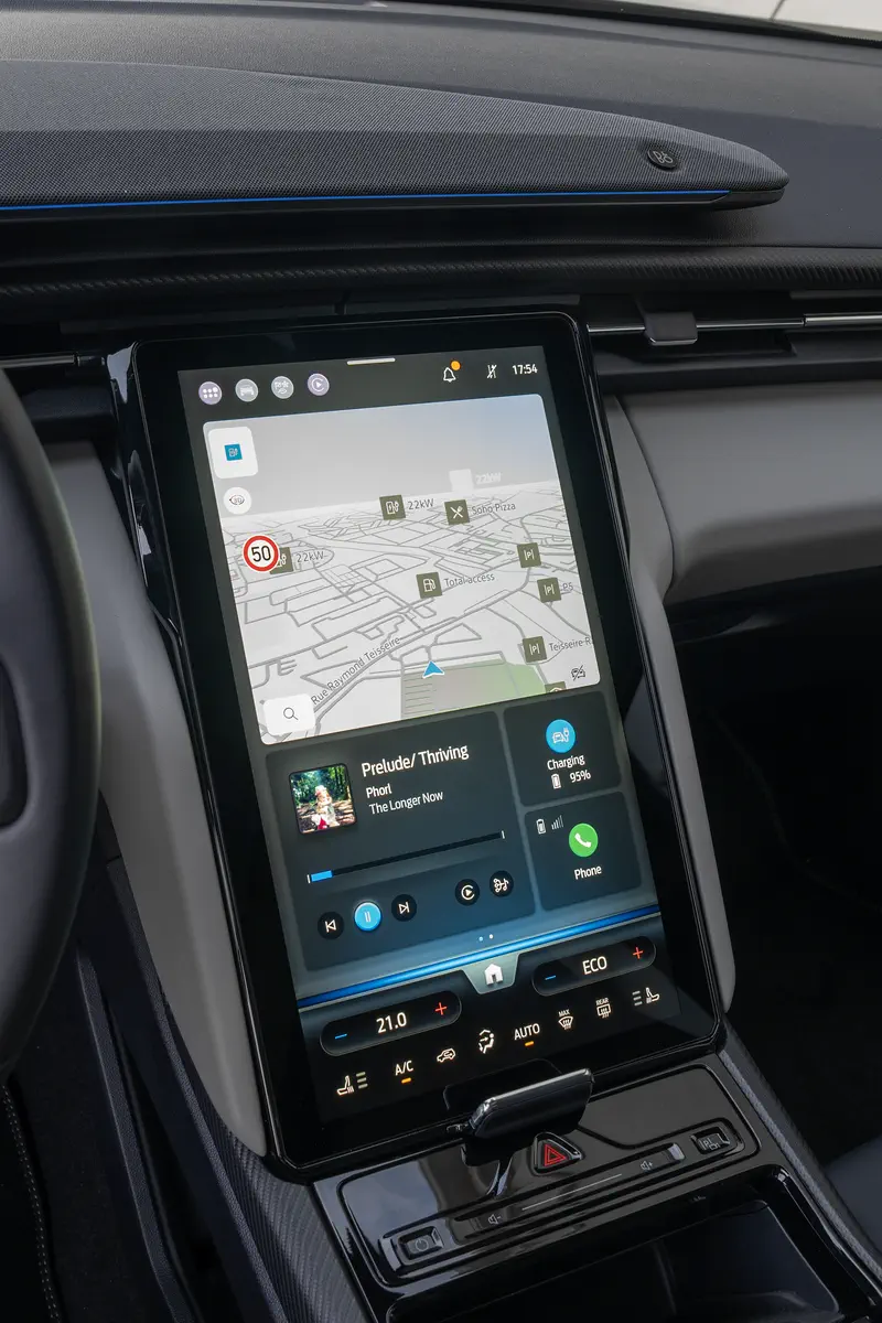 Écran tactile Android de voiture avec navigation et contrôle multimédia, affichage de carte en conduite.