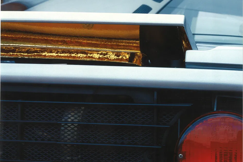 Détail de l'aileron arrière doré sur supercar Lamborghini Countach, design emblématique années 1980.