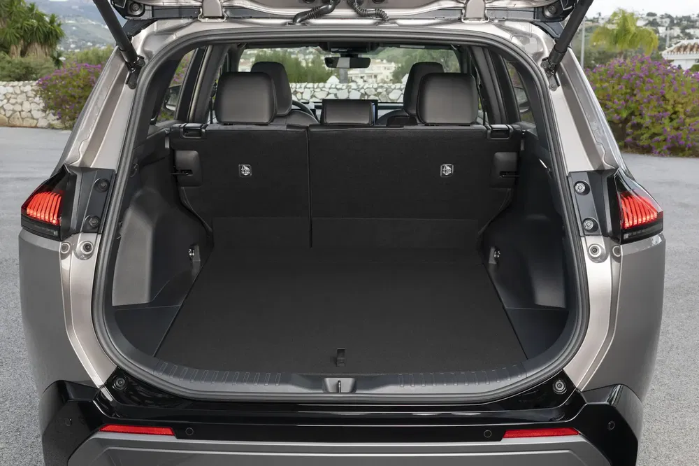 Ruime kofferbak van een Toyota RAV4 Hybrid met geopende achterklep, klaar voor lading.