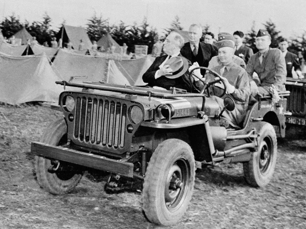 Militaire Jeep met mannen in uniformen voor tentenkampement.
