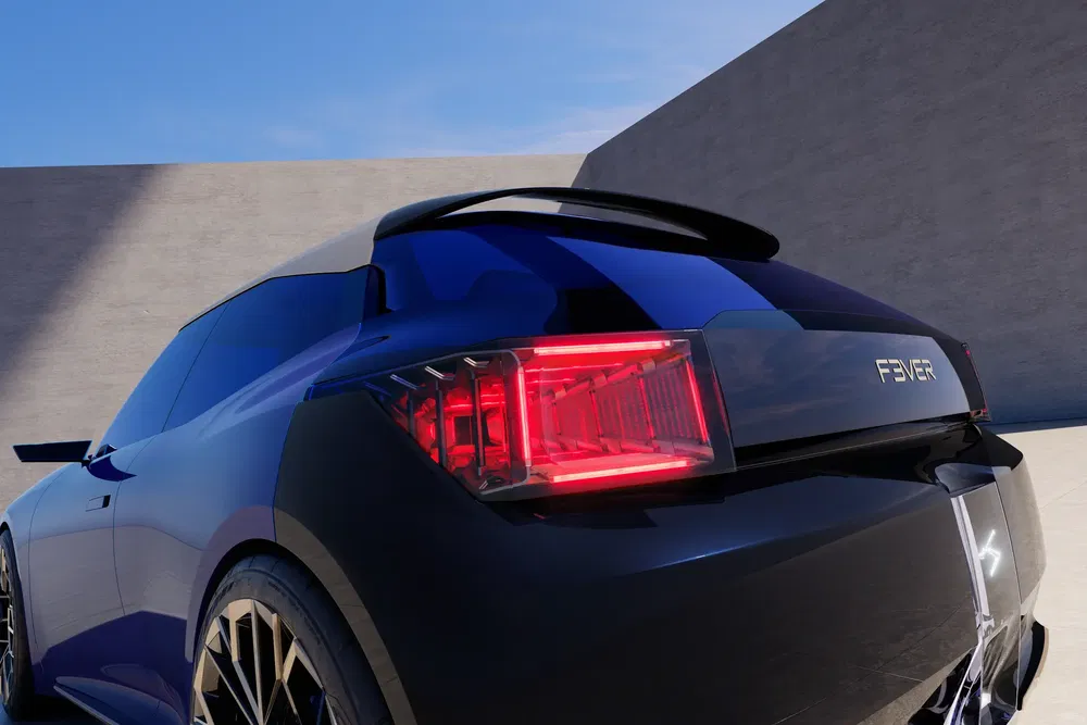 Compacte conceptauto met opvallende rode LED-achterlichten en modern ontwerp.
