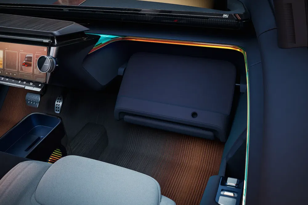 Moderne interieur met digitale dashboard, metalen sportpedalen, slank ontwerp.