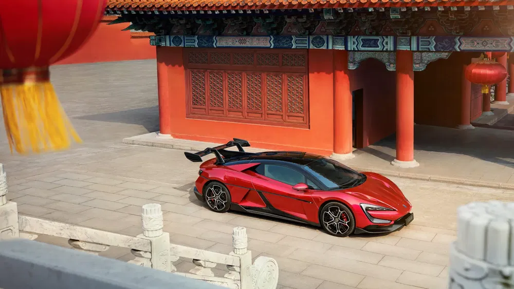 {"fr":"Hypercar rouge devant un temple chinois traditionnel, accent puissant et exotique.","nl":"Rode hypercar voor traditionele Chinese tempel; krachtig en exotisch design."}