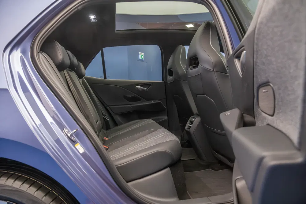 Intérieur spacieux de la Volkswagen ID.7, sièges arrière en tissu moderne.