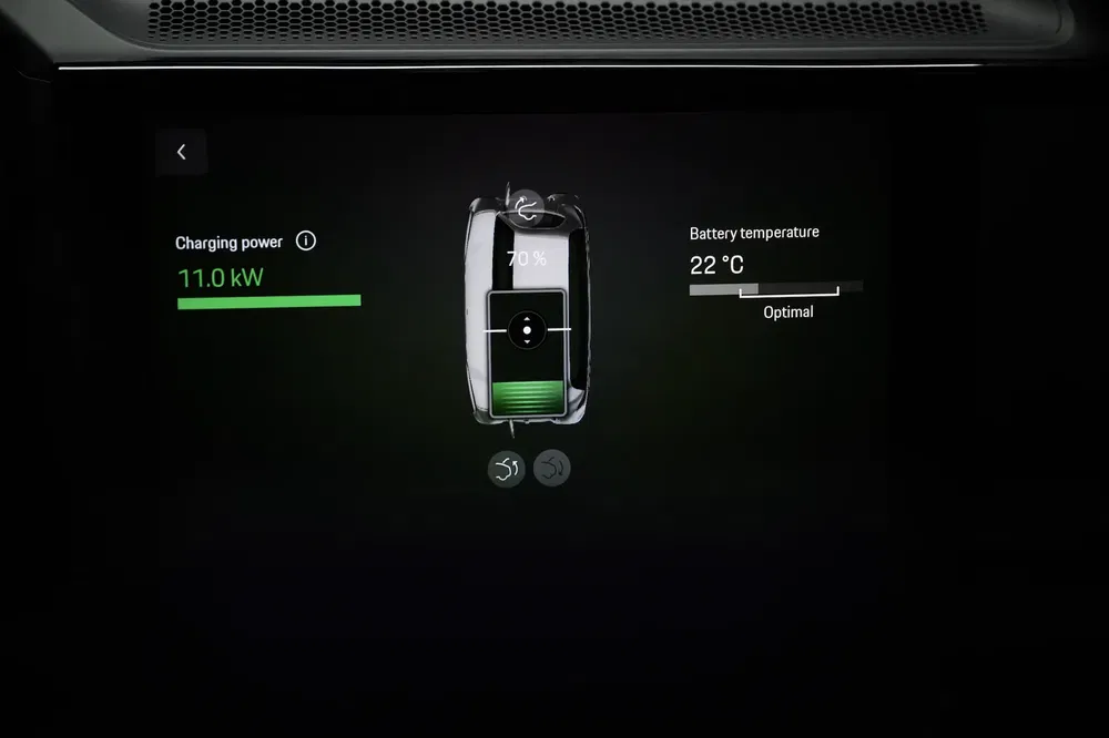 Écran de voiture affichant une capacité de charge à 70%, puissance 11kW, température batterie 22°C.