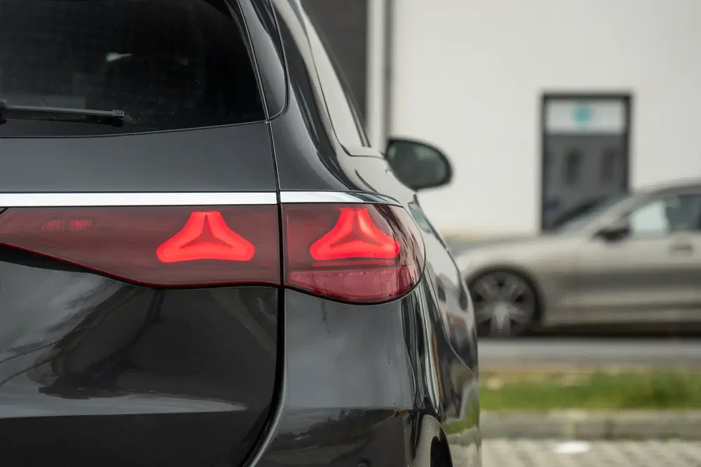 Feux arrière LED distinctifs d'un SUV moderne sur un parking.