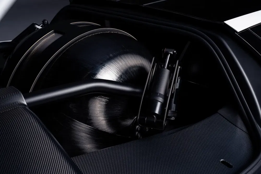 Moteur Ascari KZ1 à haute performance, vue détaillée de la mécanique interne sophistiquée.