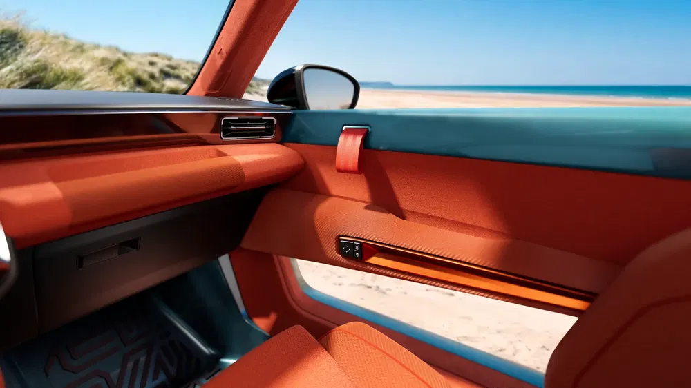 Kleurrijk interieur van de Renault 4EVER Trophy concept car met strand op de achtergrond.