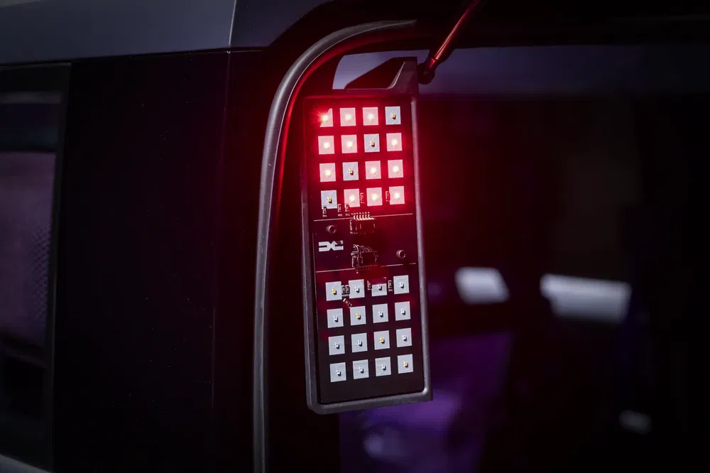 Rode LED-achterlicht op een concept elektrisch voertuig met lichtpanelen.