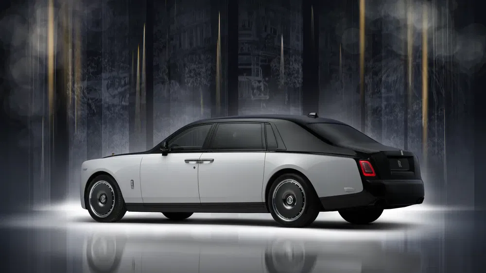 Rolls-Royce Phantom noir et argent élégante sur fond urbain flou et mystérieux.