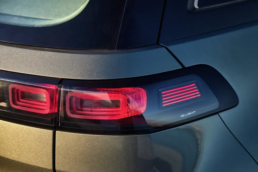 Feux arrière Volkswagen IQ.Light modernes sur un SUV, technologie LED avancée.
