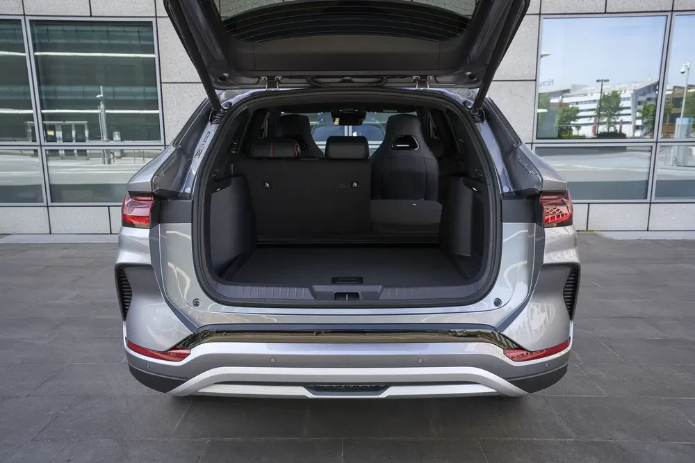 Coffre spacieux d'un SUV moderne en environnement urbain.