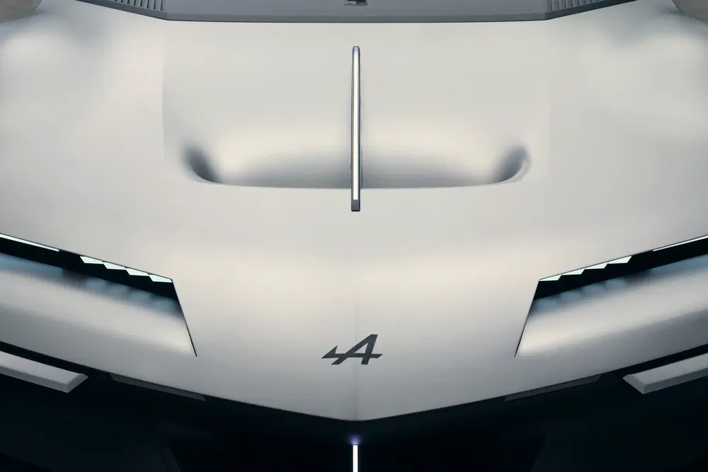 Futuristische motorkap van Alpine met logo en aerodynamische vleugels, subtiel verlicht.