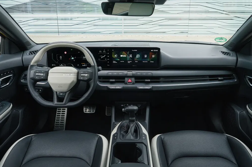 Intérieur moderne d'une Kia avec tableau de bord numérique et volant ergonomique.