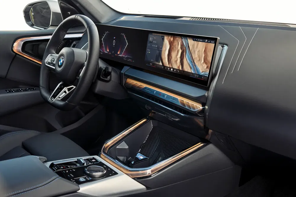 Tableau de bord numérique BMW X3 avec volant et écran large haute résolution.