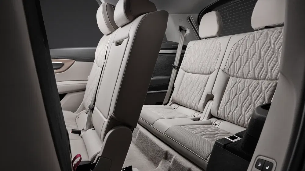 Intérieur Kia Sorento, sièges arrière en cuir beige luxueux avec motifs de couture élégants.